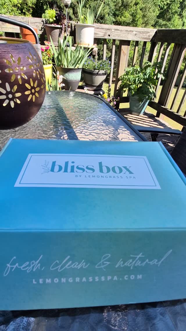 This Bliss Box is heavenly. 

#UnboxYourBliss
#healthyskincarelady 
#spadateandacoffeebreak 
#shellscleancarelemongrassspa